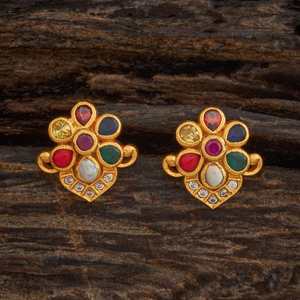 Boucles d'oreilles clous en or jaune avec diamants, motif floral et sertissage clos - Tendance et plaquées or - Product Image 1