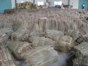 Balai de jardin naturel fait à la main avec manche court et bâton en bois Artisanat du Vietnam Balai à gazon à nom court - Product Image 3