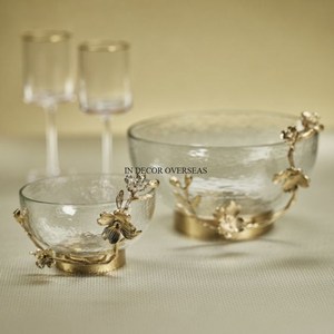 Bol de forme ronde en miroir en verre transparent avec couvercle supérieur en texture martelée polie brillante en métal argenté et base de conception de feuilles plaquées or - Product Image 3