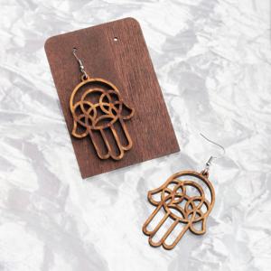 Pendientes de madera de olivo hechos a mano respetuosos con el medio ambiente hermosos pendientes de gota cortados con láser joyería de moda en forma de mano - Product Image 2