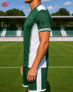 Camiseta de Fútbol Personalizada Verde Blanca con Sublimación, Nombre del Equipo y Número Impresos, 100% Poliéster, Uniforme de Fútbol al por Mayor OEM - Product Image 3