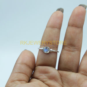 Anillo Minimalista de Plata de Ley 925 con Piedra Lunar Natural Hecha a Mano, Anillo de Alambre con Piedras Preciosas para Mujer, Novia, Diseño Único - Product Image 5