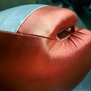 Gants de boxe professionnels personnalisés bon marché d'usine cuir de vachette fixation à lacets 4 couches moule à la main logo personnalisé couleurs noir rouge - Product Image 5