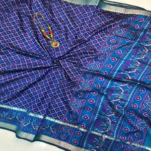 Sari Patola VASTRA COTTAGE de seda premium con estampado Patola en toda la prenda, borde Gadwal y blusa a juego para ocasiones elegantes. - Product Image 2