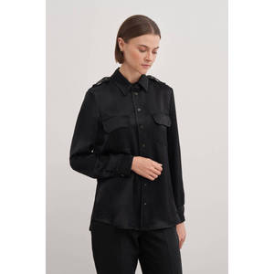 Blusa Negra de Satén para Mujer con Detalle de Epaulettes y Cuello Camisero - Product Image 2