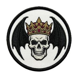 Patch thermocollant personnalisé, brodé et rond, motif crâne ailé couronné, style gothique roi, pour vestes et sweats à capuche, vente en gros usine - Product Image 1