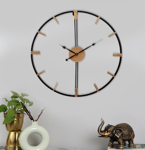 Elegante Reloj de pared dorado con un diseño geométrico abstracto y una cuadrícula de líneas de conexión. - Product Image 4