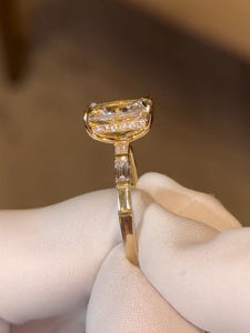 Anillo de compromiso de diamante de moissanita de corte radiante único con baguettes laterales-Anillo hecho a mano, libre de conflictos, anillo de propuesta - Product Image 6