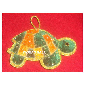 Bordado de Zari dorado con forma de tortuga de Color verde de calidad n. ° 1 con adorno colgante de árbol de Navidad hecho en India - Product Image 1