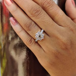 Anillo de Compromiso y Matrimonio Clásico con Moissanita de Corte Redondo en Plata de Ley 925 para Mujer - Product Image 2