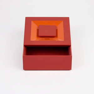 Hecha a mano en Vietnam, esta lujosa caja lacada captura la elegancia atemporal con sus intrincados adornos. - Product Image 4