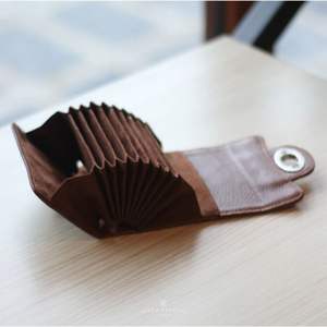 Meilleur produit Porte-cartes Fabriqué à la main Porte-cartes de style authentique avec fermeture à pression et design minimaliste compact Indonésie - Product Image 5