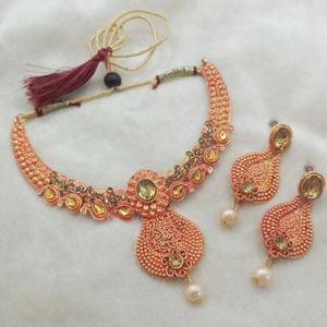 Conjunto de collar de piedra austriaca marrón Kriaa chapado en oro 1107930-joyería fina elegante - Product Image 1