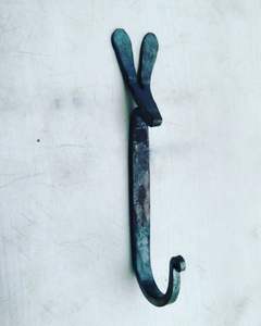 Crochet mural en fonte rustique de ferme antique pour intérieurs de maison de campagne confortables et solutions d'organisation fonctionnelles - Product Image 1