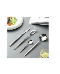 Juego de cubiertos de metal hechos a mano de lujo con asas elegantes para servir cenas formales y ocasiones especiales - Product Image 3