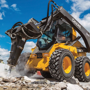 Minicargadora con cabina cerrada de bajo ruido y visualización de datos en tiempo real para un funcionamiento cómodo y preciso en cualquier terreno - Product Image 1