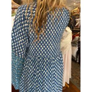 Vestido Elegante de Oficina para Mujer Antonia - Georgette Transpirable, Largo hasta la Rodilla, con Cierre, Talla Única - Ideal para Conjuntos de Verano, Color Indigo - Product Image 4