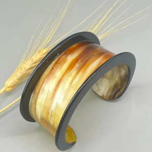 Prix de gros boutons de manchette en corne écologiques faits à la main avec des formes personnalisées pour la mode durable Par HF CRAFTS - Product Image 1