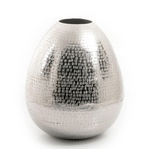 Vase à fleurs en aluminium du fabricant OEM avec un poli élevé et un bec étroit, parfait pour présenter des tiges simples ou des fleurs minimales - Product Image 5