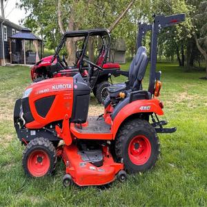 Mini tracteur Kubota BX2680 avec chargeur LA344, attache rapide, godet de 60 pouces pour mini-chargeuse, tondeuse à montage intermédiaire, 920 heures. - Product Image 2