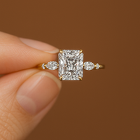 Anillo de Compromiso Clásico para Mujer con Zirconia Cúbica de Corte Radiante de 2.95 Quilates TCW, Engaste de Barra, Plata IGI, Alta Calidad Personalizada