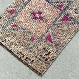 Alfombra Turca de 1.7x4.6 pies, Alfombra Vintage, Alfombra Gris con Diseño de Patchwork de Lana - Product Image 4