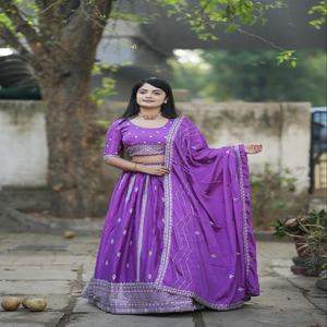 Magnífico Lehenga Choli de Chinon Pesado con Bordado de Hilo y Trabajo de Zari Plateado, Exportador de Moda Femenina en Venta - Product Image 1