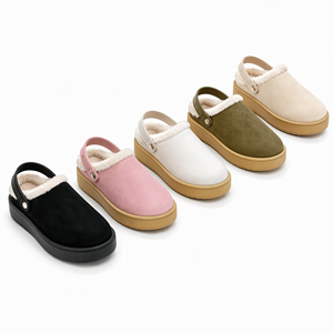 Sandales compensées pour femme en fausse fourrure corail douce, dessus rembourré, base large, pour l'été, les vacances et les week-ends, bleu poudré Sherpa - Product Image 1