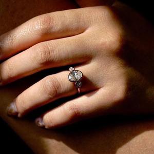 แหวนเพชรโมอิสซาไนต์ทองคำ 10K ยอดนิยมสำหรับผู้หญิง หรือเครื่องประดับที่หรูหราและเหนือกาลเวลา พร้อมจำหน่ายในราคาโรงงาน - Product Image 1