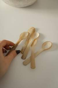 Ensemble de cuillères en corne rustique traditionnel créé à partir de corne de source éthique, idéal pour la présentation d'aliments naturels de la ferme à la table - Product Image 2