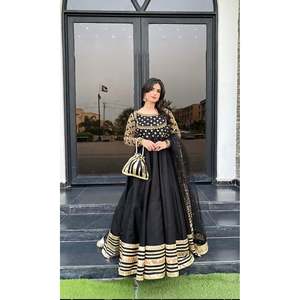 Robe maxi noire pakistanaise faite à la main pour femmes, taille empire, silhouette en A, col bateau, couleur contrastée, en tissu organza - Product Image 2