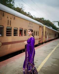 ผ้าซารีไหมทัสซูร์เนื้อนุ่มอย่างดีสำหรับผู้หญิง พร้อมลายซารีแบบซอลทั่วทั้งผืน ขอบผ้าลายแจ็คการ์ด - Product Image 2