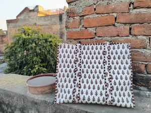 Sac fourre-tout matelassé en coton 100% imprimé à la main en Inde, écologique et durable pour les courses quotidiennes, la plage et les voyages - Product Image 3