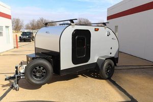 Mini-caravane moderne en aluminium gris léger, camping-car pour 4 personnes, remorque de voyage avec cuisine coulissante, camping-car familial tout-terrain - Product Image 3