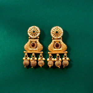 Boucle d'oreille en laiton classique antique avec exportateur de bijoux de mode plaqué or mat en Inde - Product Image 3