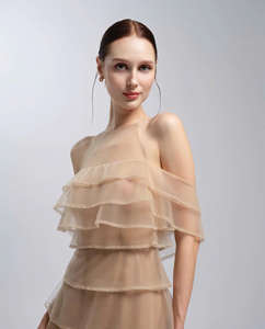 Robe maxi en maille à étages inspirée de la musique, avec des couches fluides et une silhouette douce à épaules dénudées, OEM ODM fabriqué au Vietnam - Product Image 2