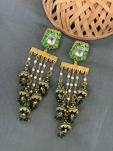 Boucles d'oreilles indiennes longues Meenakari Jhumka fabriquées à la main bijoux ethniques vert et or pour femmes pour la fête et les vêtements décontractés - Product Image 3