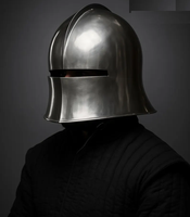 Casque d'armure métallique de luxe au design tendance, forgé pour les reconstitutions historiques, avec une construction robuste et un look de guerrier authentique