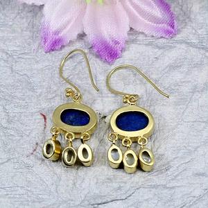 Boucles d'oreilles pendantes en lapis-lazuli et nacre faites à la main avec réglage en laiton plaqué or bijoux artisanaux en pierres précieuses pour femmes - Product Image 4