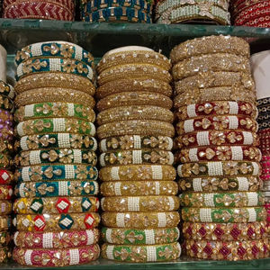 Bracelets Kundan exquis pour mariées en alliage de zinc orné de perles et de pierres pour le mariage Élevez votre look ethnique Styles époustouflants - Product Image 1