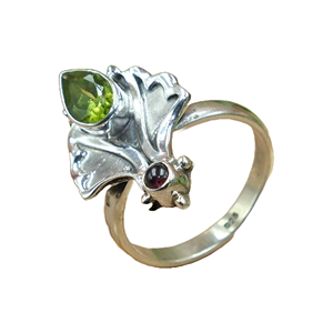 แหวนเพอริดอทสีเขียว แหวนโกเมนสีแดง แหวนเงินแท้ 925 แหวนดีไซน์ไม่ซ้ำใคร ทำด้วยมือ เครื่องประดับเพอริดอทและโกเมน ของขวัญวันวาเลนไทน์ - Product Image 1