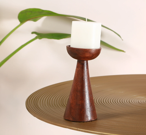 Une délicieuse paire de bougeoirs en bois en forme de hibou finement sculptés, apportant un charme fantaisiste, un détail parfait à votre maison. - Product Image 6