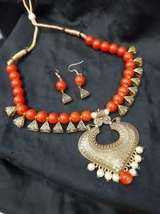 Collares hechos a medida con colgantes de latón hechos con cuentas de vidrio ideales para accesorios de moda y diseñadores de joyas con pendientes rojos - Product Image 4