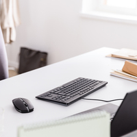 Clavier filaire CHERRY STREAM KEYBOARD TKL avec design sans pavé numérique USB-A, sensation de frappe silencieuse et unique, disponible en noir ou blanc