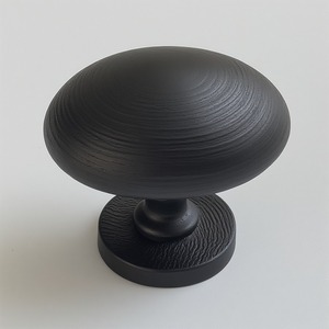 Pomo de puerta de latón decorativo con patrón intrincado y superficie pulida diseñada para interiores elegantes y funcionales diarios - Product Image 3