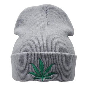 Gorro unisex con puños Pak Whirlybird con diseño personalizado e impresión digital Patrón de personaje único - Product Image 2