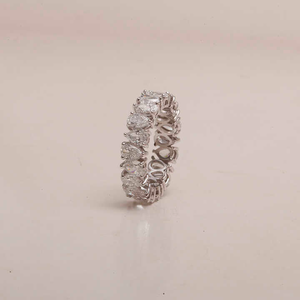 Bague de mariage éternelle en diamant de laboratoire taille poire North South, certifiée sans conflit - Product Image 3