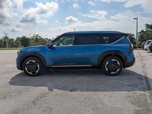 รถซีดานไฟฟ้า Ev9 Kia สีฟ้าน้ำทะเลพร้อมมอเตอร์คู่ไฟภายในพวงมาลัยซ้ายจัดส่งฟรีรวม2024