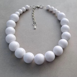 Collier de perles en résine de qualité supérieure pour les fêtes de mariage Fiançailles Fêtes de Noël et vêtements de bureau - Product Image 1