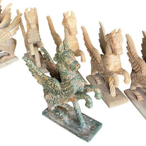 Majestuoso Gallo Alado: Diseño Animal Tradicional Hecho a Mano - Product Image 2